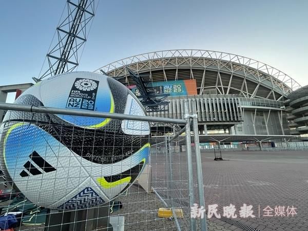 今日焦点战预告16:45 澳超赛场 悉尼FC VS 惠灵顿凤凰 惠灵顿凤凰强势出击能否在客场全身而退？01:30 意甲赛事 那不勒斯 VS 蒙扎 那不勒斯欲在主场迎来反弹重返欧战区!02:45 葡超赛场 本菲卡 VS 法马利卡奥 本菲卡对榜首之位虎视眈眈，法马利卡奥客场之旅恐难以全身而退？03:45 意甲赛事 热那亚 VS 国际米兰 国米已连续多场赛事保持不败，火“热”势头欲继续延续？ 事件那不勒斯后卫纳坦肩膀脱臼，马扎里：队医说他将缺席一个半月那不勒斯主帅马扎里称，后卫纳坦因肩膀脱臼将缺席一个半月时间。